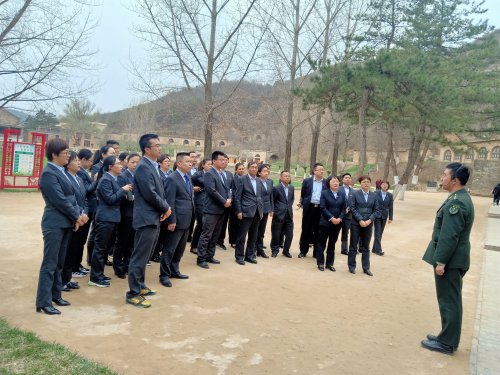中國農業銀行府谷支行的學員正在延安南泥灣炮兵學校聽講解員講述炮兵學校的歷史